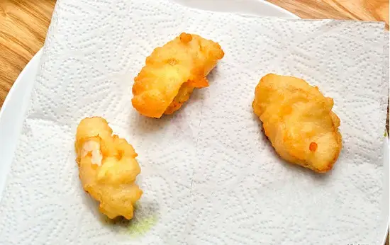 thấm dầu vào giấy ăn