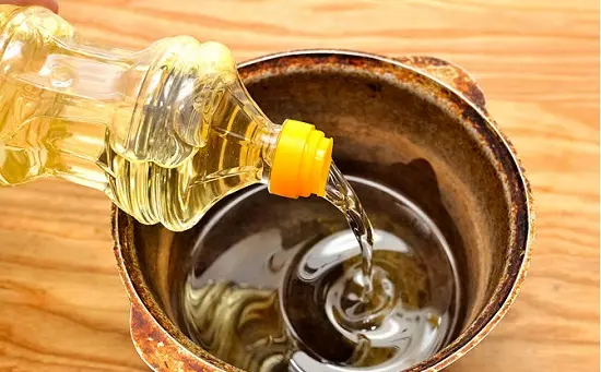 cho dầu ăn vào nồi