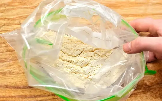 cho bột chiên vào túi nilon