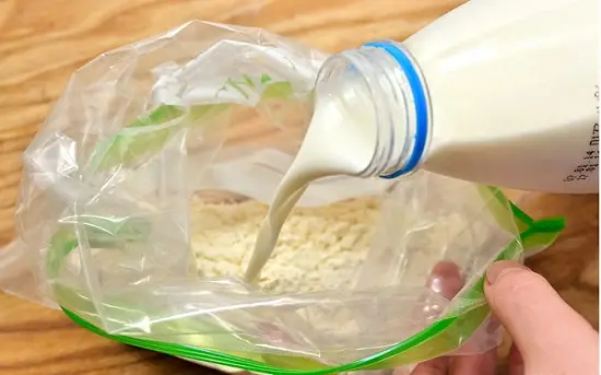 thêm sữa vào túi bột
