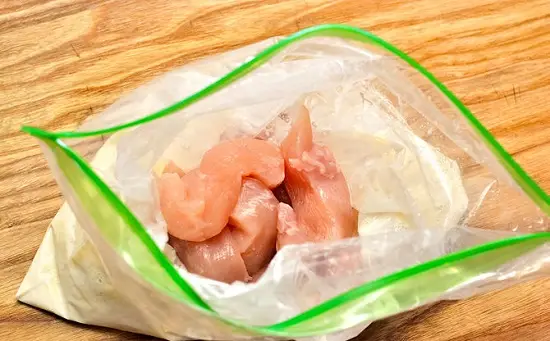 cho thịt gà vào túi bột