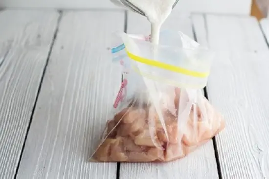cho hỗn hợp bột vào gà