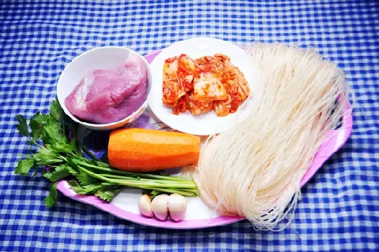các nguyên liệu cho món miến xào