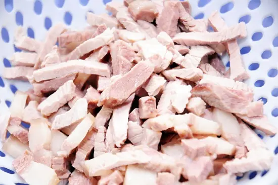 thịt lợn thái miếng vừa ăn