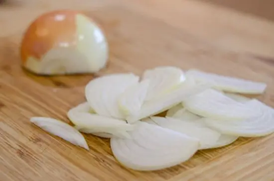 sơ chế nguyên liệu thịt bò xào hành bổ hành tây