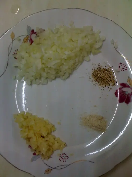 sơ chế nguyên liệu thịt bò xào hành băm nhỏ hành tỏi