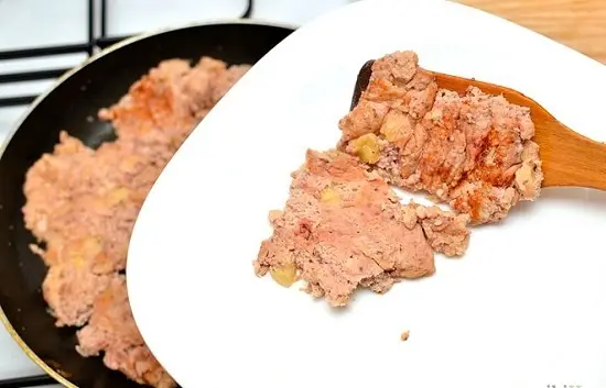 múc trứng ra đĩa