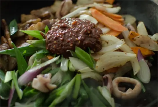 cho rau củ vào chung với mực