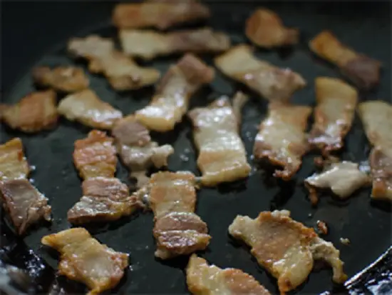 cho thịt vào rán