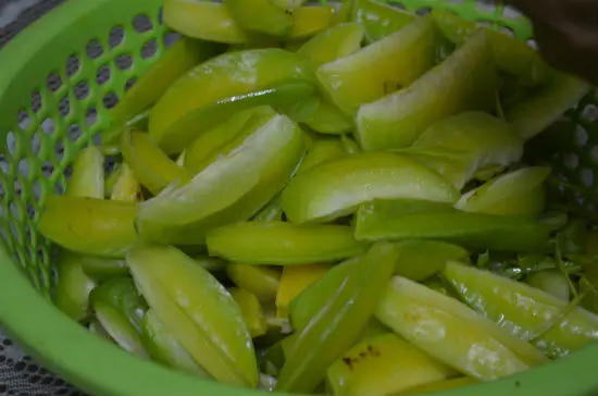 Sơ chế khế để làm mứt khế dẻo