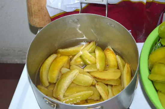 Bước đầu tiên để làm mứt khế dẻo là ngâm khế với đường