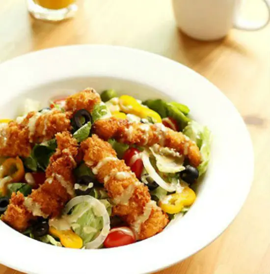 doi-gio-voi-salad-ga-chien-moi-la-doc-dao-1