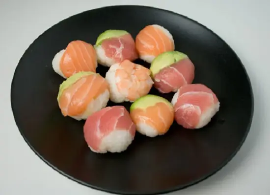 sushi cuộn với cá hồi và cá ngừ