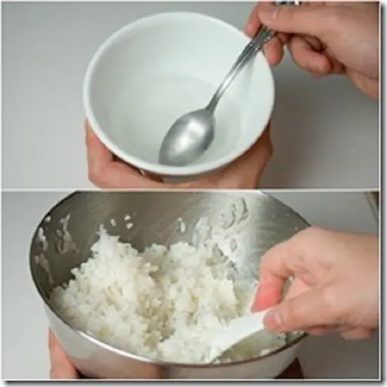 cơm các bạn trộn chung với hỗn hợp nước giấm