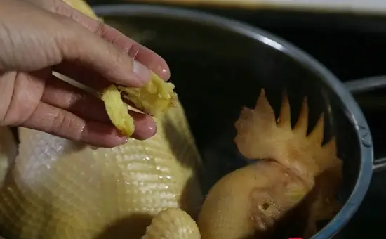 cho gừng vào nồi luộc gà