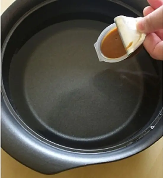 cho súp thịt vào nồi nước