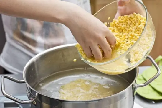 cho đậu xanh vào và nấu chè đậu xanh nha đam