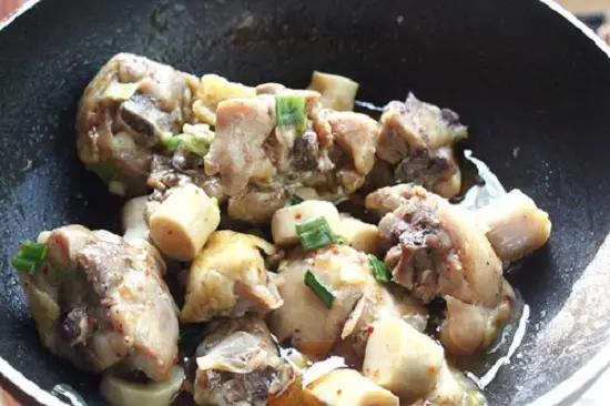 thịt gà kho măng