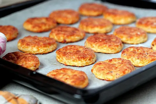Khéo tay làm bánh từ phomai và thịt hun khói