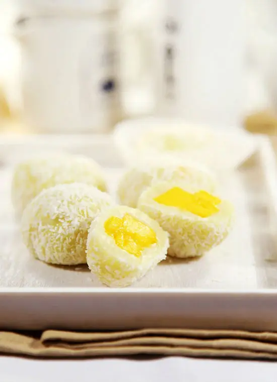 kheo-tay-lam-banh-deo-nhan-xoai-1