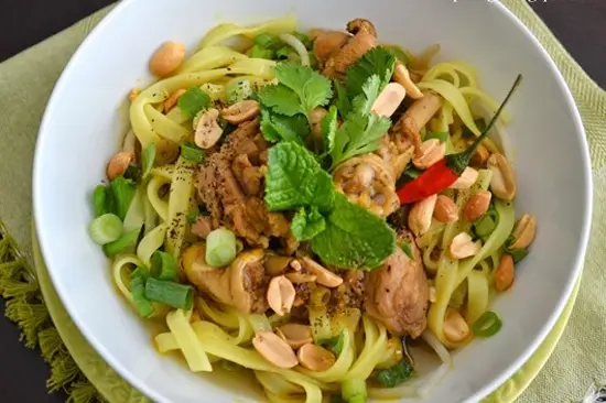 KHÉO TAY LÀM MỲ GÀ XỨ QUẢNG