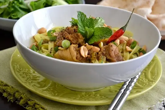 KHÉO TAY LÀM MỲ GÀ XỨ QUẢNG