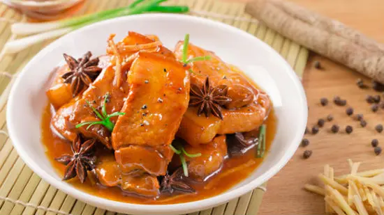 kho-thit-kho-tau-cho-ca-nha-ngon-com-1