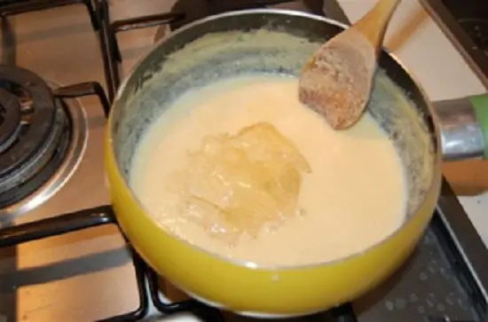cho lá gelatin vào bát trứng sữa