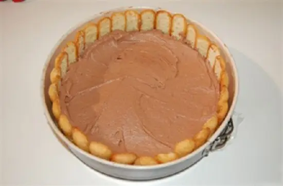 phết chocolate vào khuôn bánh