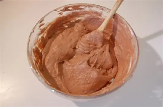 trộn hỗn hợp kem với chocolate