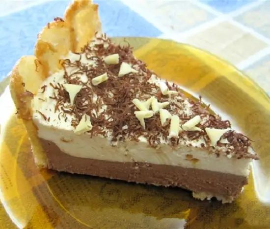 cắt bánh chocolate hạnh nhân thành hình tam giác