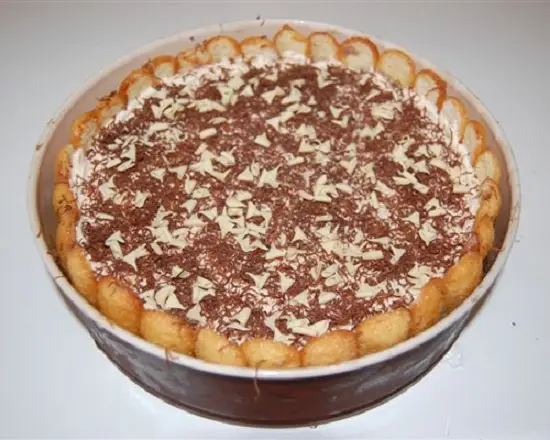 rắc chocolate vụn vào bánh