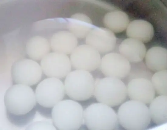 Viên bột thành những viên tròn nhỏ, luộc chín để cho kèm vào món chè bi trái cây