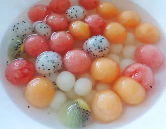 Chè bi trái cây hoàn thành có màu sắc bắt mắt