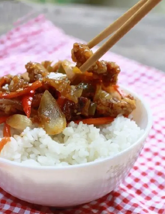 món bò chiên giòn dùng với cơm