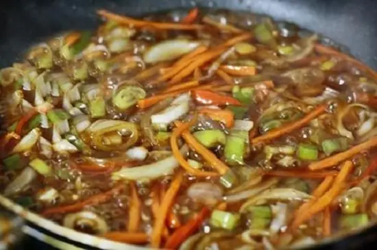 xào xong nguyên liệu làm bò chiên giòn