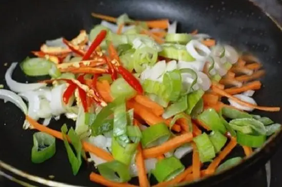 xào rau củ làm bò chiên giòn