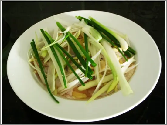 thái tỏi tây làm bò chiên giòn