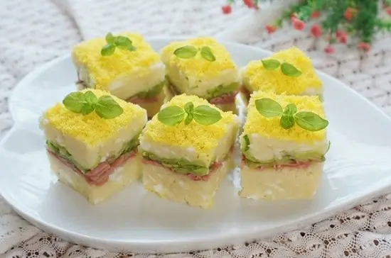 Cắt khoai tây kẹp thịt thành những miếng nhỏ vừa ăn