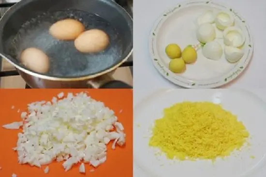 Tách riêng lòng đỏ trứng và lòng trắng trứng để làm món khoai tây kẹp thịt