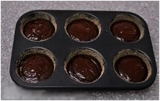 Làm bánh brownie kem socola không khó 6