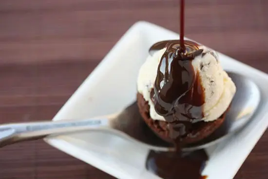 Làm bánh brownie kem socola không khó 8