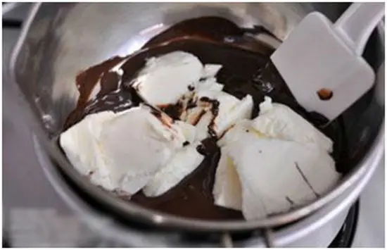 Làm bánh brownie kem socola không khó 2