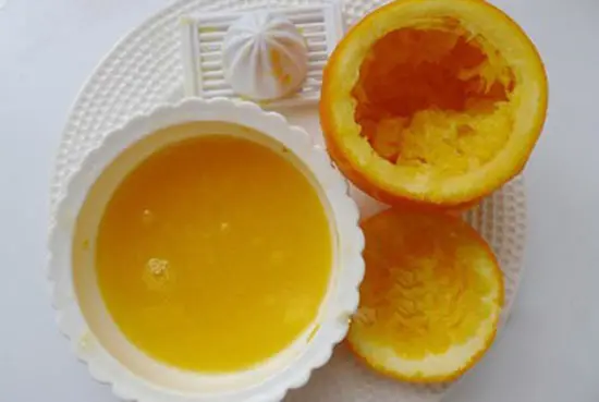 bổ cam và vắt lấy nước - cách làm bánh flan cam