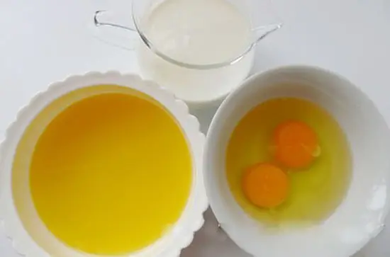trộn hỗn hợp gồm trứng, sữa, nước cam với nhau - cách làm bánh flan cam