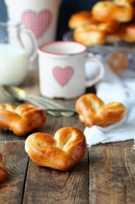 LÀM BÁNH MỲ TRÁI TIM CHO YÊU THƯƠNG ĐONG ĐẦY