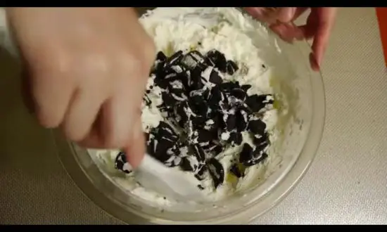 Làm bánh oreo khổng lồ không khó 9