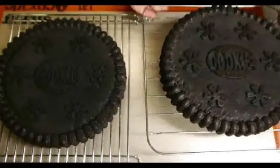 Làm bánh oreo khổng lồ không khó 7