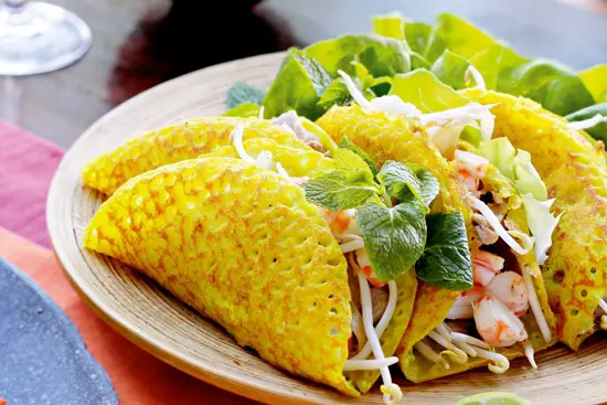 Làm bánh xèo ăn vặt ngày mưa