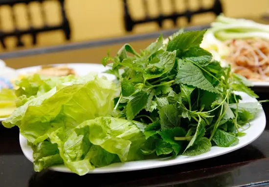 rau sống ăn kèm với bò nhúng dấm